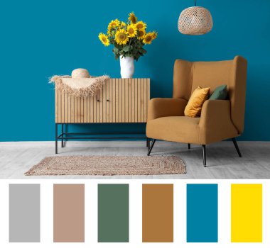 Mavi duvarın yanında klozet üzerinde koltuk ve vazo vazosu olan şık bir oda. Farklı renk desenleri