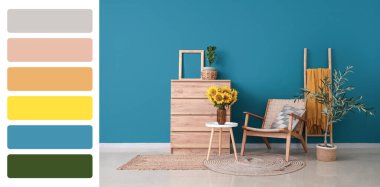 Ahşap klozeti, koltuğu ve mavi duvarın yanındaki masada duran güzel ayçiçekleri olan şık bir oda. Farklı renk desenleri