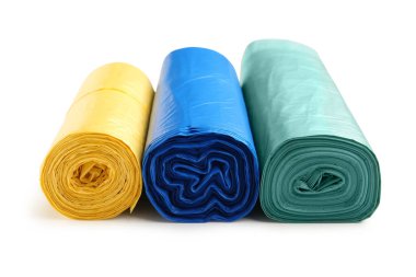 Beyaz arka planda izole edilmiş farklı çöp torbaları