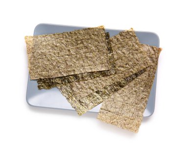 Beyaz arka planda izole edilmiş doğal nori çarşaflı plaka