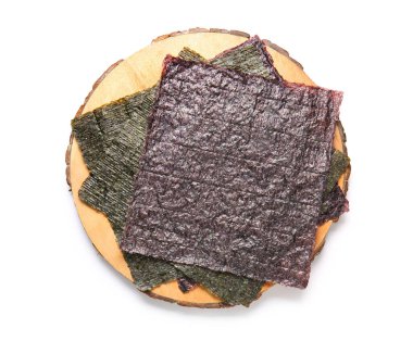 Beyaz arka planda doğal nori çarşafları olan ahşap tahta.