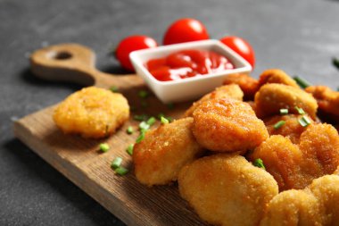 Lezzetli nugget ve ketçaplı bir masa, yakın plan.