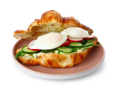 Beyaz arka planda lezzetli yumurtalı Benedict tabağı.