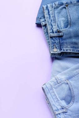 Leylak arka planda şık kot, yakın plan