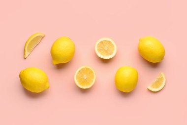 Kesimli kompozisyon ve pembe arka planda taze limon.