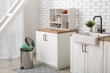 Modern mutfağın içi çöp dolu.