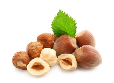 Beyaz arka planda yaprak ile kabuklu fındık