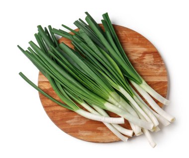 Beyaz arka planda taze yeşil soğanlı ahşap tahta.