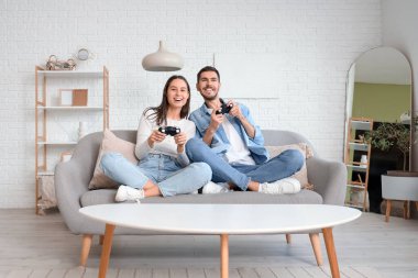 evde video oyunları oynarken mutlu genç Çift