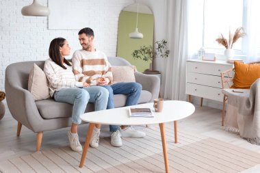 Mutlu genç çift evde birlikte vakit geçiriyor.