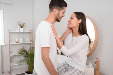 Banyodaki mutlu genç çift