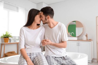 Banyoda öpüşen mutlu genç çift.