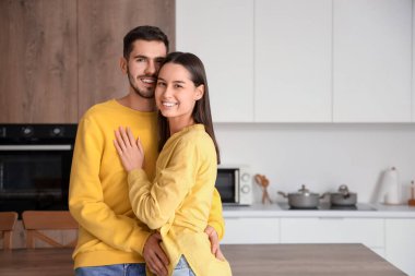 Mutfaktaki mutlu genç çift