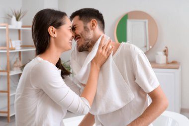 Banyoda mutlu genç çift Sabah