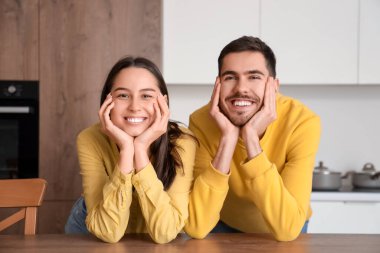 Mutfaktaki mutlu genç çift