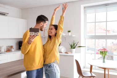 Evde model ve anahtarı olan mutlu bir çift.