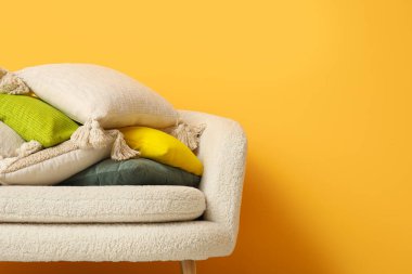 Ekoseli kanepe ve bir sürü yastık.