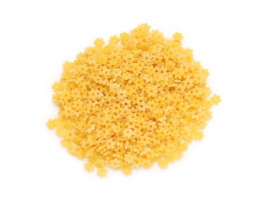 Beyaz zemin üzerinde lezzetli ham yıldız çizgisi makarna yığını