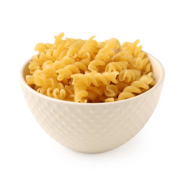 Beyaz zemin üzerinde lezzetli çiğ fusilli makarna ile kase