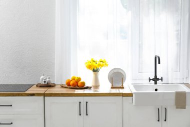 İçi narenciye ve çiçeklerle dolu bir mutfak.