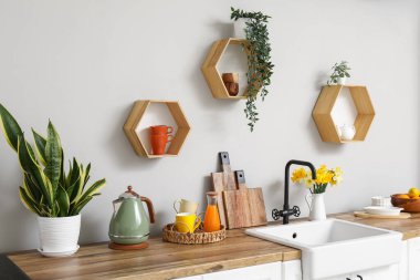 Tencere dibin kara seninki benden kara.