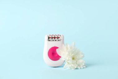 Mavi arka planda çiçekli modern epilator