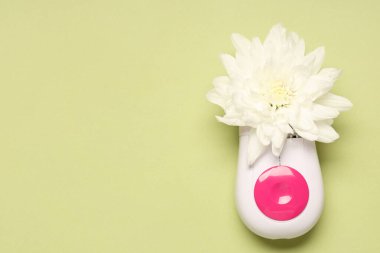 Yeşil arka planda çiçekli modern epilator