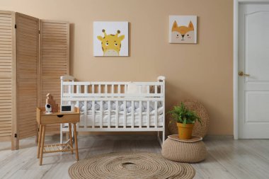 Bebek beşiği ve bebek monitörüyle çocukların yatak odasının içinde.