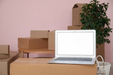 Boş dizüstü bilgisayar taşınma gününde odada, yakın plan