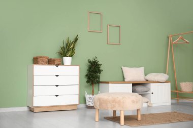 Çekmeceler, büfe, askılar ve askılar.