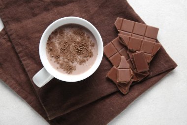 Beyaz arka planda bir fincan çikolatalı süt.