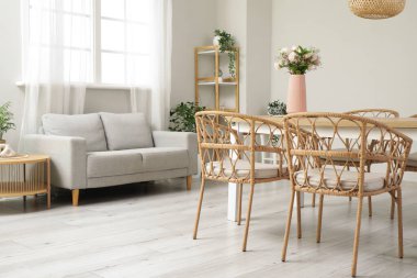 Masa, sandalye ve kanepe yemek odasında.