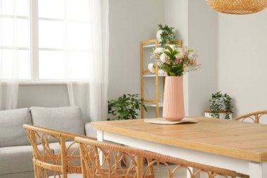 Masa, sandalye ve kanepe yemek odasında.