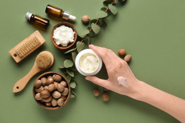 Shea tereyağı ve fındıklı yeşil fındıklı kadın el kavanozu.