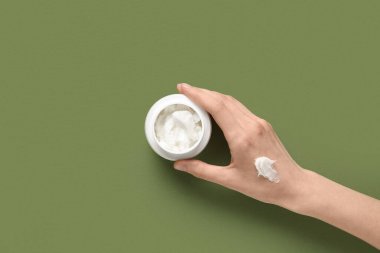 Yeşil arka planda Shea tereyağı olan kadın el ele tutuşma kasesi