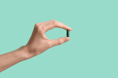 Turkuaz arka planda kadın el hapları