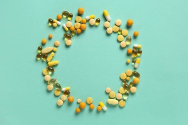 Turkuaz arka planda farklı haplardan yapılmış çerçeve