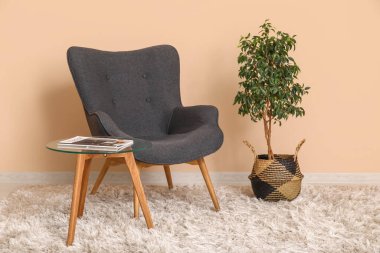 Koltuk, çiçek ve kahve masası oturma odasının iç tarafında.