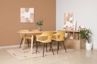 Modern odada sandalyeli yemek masası.