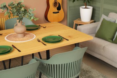 Yemek odasında şık bir masa.