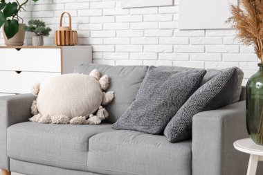 Oturma odasının iç tarafında rahat bir kanepe ve çekmeceler.