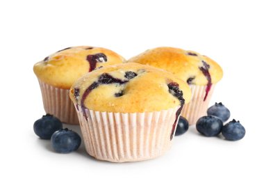 Beyaz arka planda lezzetli yaban mersinli kekler, yakın plan.