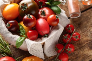 Ahşap arka planda domates ve baharatlar. Yakın çekim.