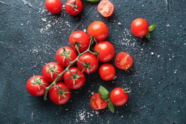 Koyu mavi arka planda tuzlanmış kiraz domatesleri. Üst görünüm