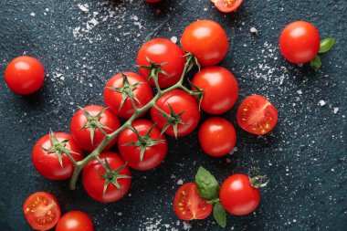 Koyu mavi arka planda tuzlanmış kiraz domatesleri. Üst görünüm