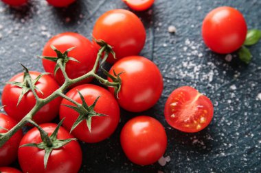 Koyu mavi arka planda tuzlanmış kiraz domatesleri. Yakın çekim.