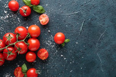 Koyu mavi arka planda tuzlanmış kiraz domatesleri. Üst görünüm