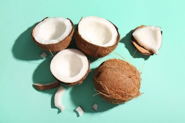 Turkuaz arka planda taze hindistan cevizleri