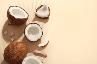 Bej arka planda taze hindistan cevizleri