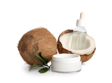 Beyaz arka planda kremalı bir şişe hindistan cevizi kozmetik yağı ve kavanoz